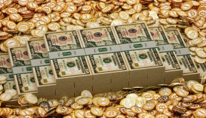 notas de dinheiro envoltas a moedas de bitcoin, com num cofre