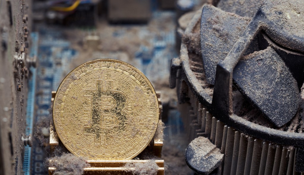 moeda de bitccoin e placa de computador corrosadas