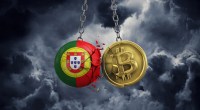 Duas bolas de demolição com símbolos do bitcoin e Portugal batendo uma na outra
