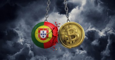 Duas bolas de demolição com símbolos do bitcoin e Portugal batendo uma na outra