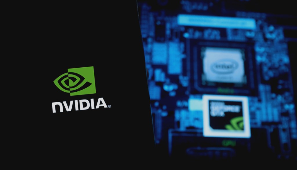 Imagem montada com logomarca da Nvidia com placa de vídeo