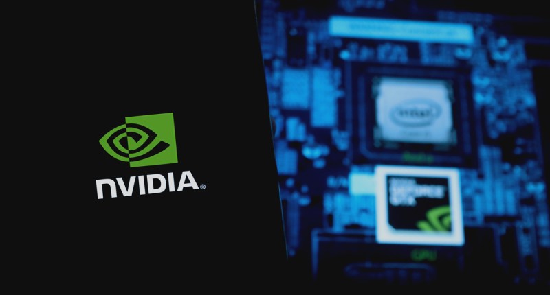 Imagem montada com logomarca da Nvidia com placa de vídeo
