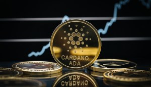 Moeda dourada com logo da Cardano na rente de gráfico com alta