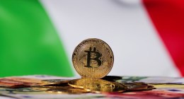 moeda de Bitcoin à frente de bandeira da Itália