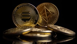 Moedas douradas das redes Solana e Ethereum