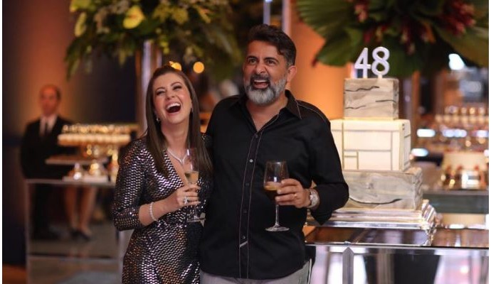 Falso Rei do Bitcoin, Claudio Oliveira, e a esposa Lucinara da Silva Oliveira, dando risada em uma festa