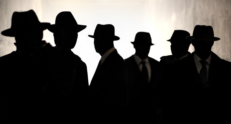 Silhueta de chapéus masculinos Fedora. Conceito de segurança, privacidade e vigilância