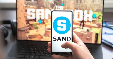 Tela de notebook e celular mostra logomarca e logotipo da criptomoeda The Sandbox