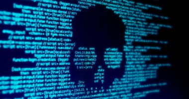 codigo de computador em uma tela com um crânio representando um ataque hacker