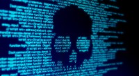 codigo de computador em uma tela com um crânio representando um ataque hacker