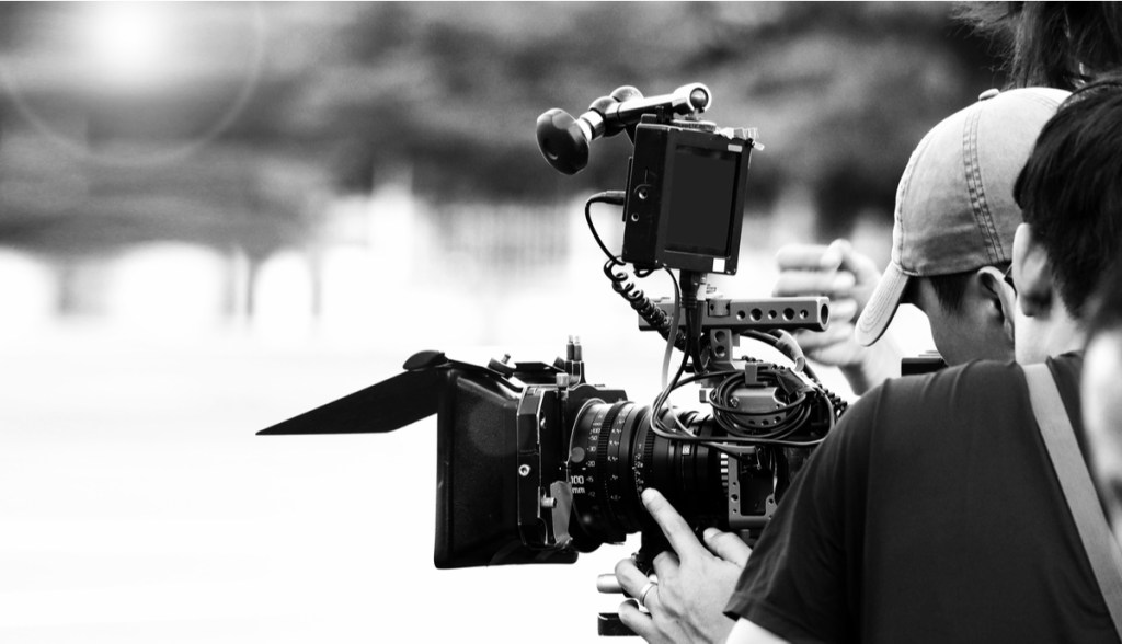 Visão de ângulo de volta da câmera de vídeo digital de alta definição que gravação ou filmagem produção comercial de tv