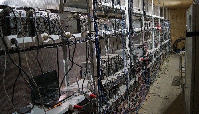 Imagem da matéria: Rússia fecha fazenda clandestina de mineração de bitcoin com 1500 máquinas; veja vídeo