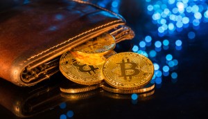 Moedas de bitcoin saindo de carteira marron, tradicional de dinheiro