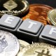 sigla ETF envolto a vários criptomoedas