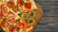 Imagem da matéria: Ação do Pizza Day vai dar R$ 10 mil em bitcoin para quem desvendar enigma; confira as principais promoções