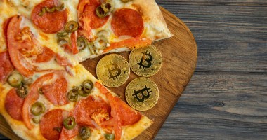 Imagem da matéria: Ação do Pizza Day vai dar R$ 10 mil em bitcoin para quem desvendar enigma; confira as principais promoções