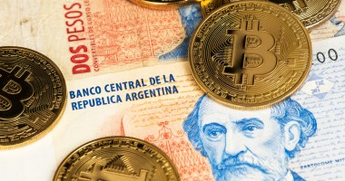 Imagem da matéria: Banco argentino promete reembolsar clientes após governo proibir negociação de criptomoedas