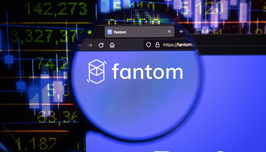 Lupa sob tela mostra logotipo da Fantom