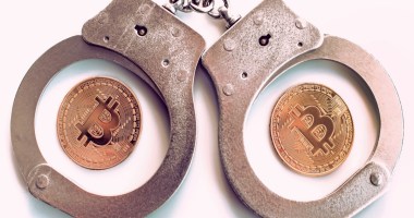 moedas de bitcoin dentro de algemas