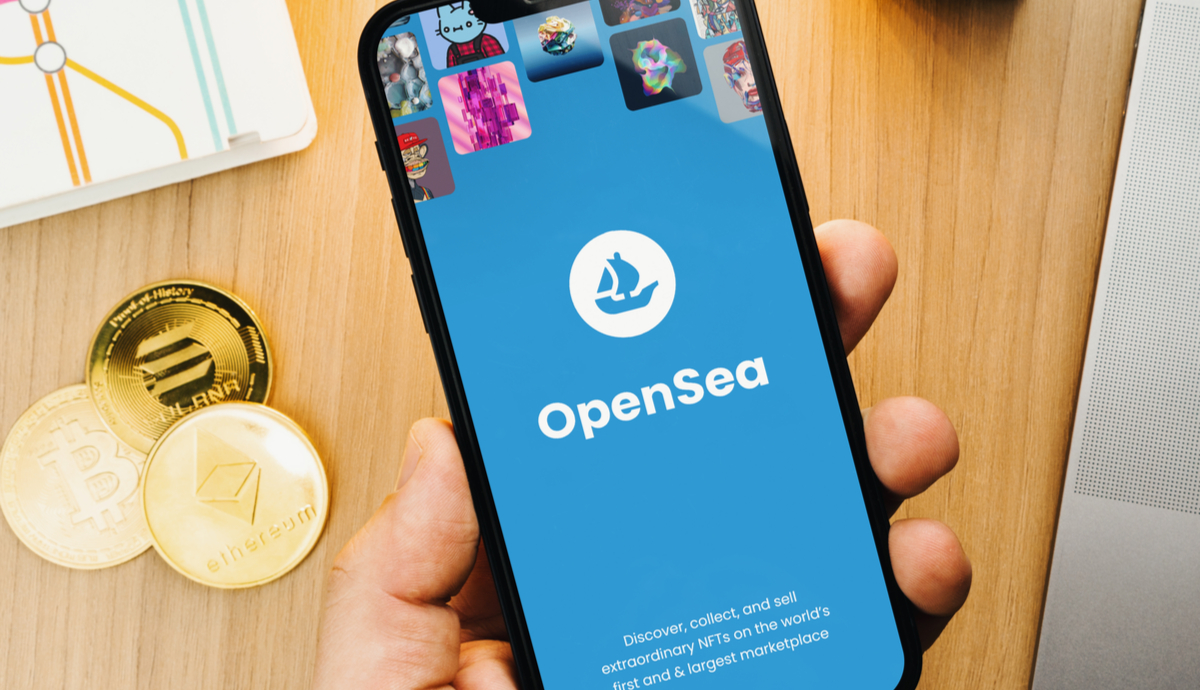 Celular com o logo da OpenSea e imagens NFT