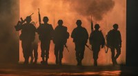 Sombra de soldados em meio à névoa