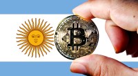 Bandeira da Argentina com moeda de Bitoin do lado