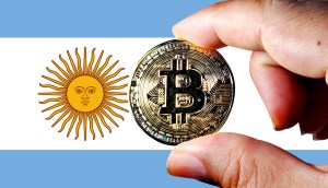 Bandeira da Argentina com moeda de Bitoin do lado