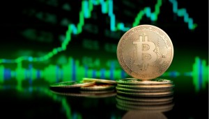 Bitcoin na frente de um fundo de gráfico de alta