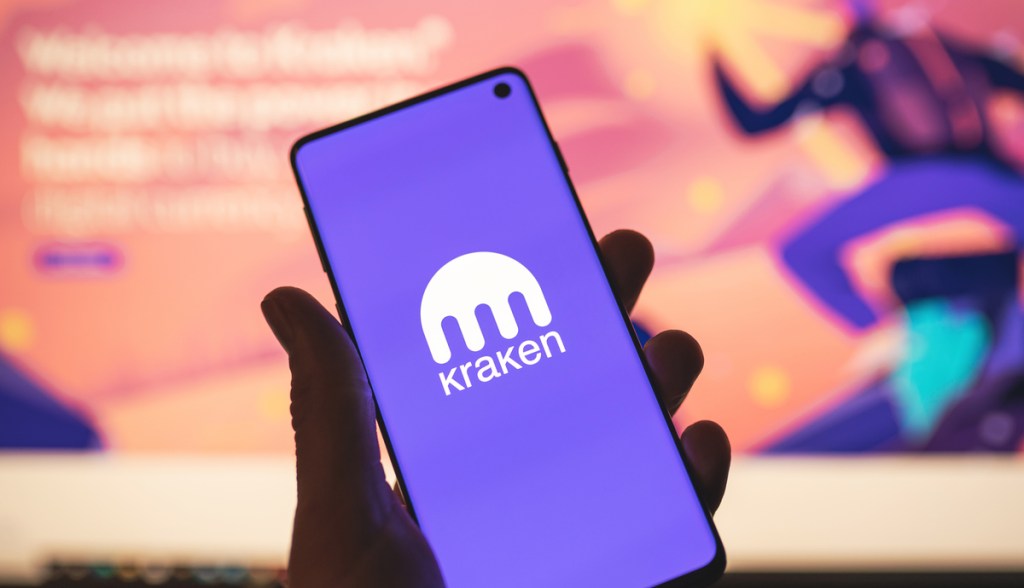 Celular com o logo da corretora de criptomoedas Kraken na tela