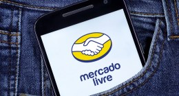 Celular no bolso de trás de calça jeans mostra logo do Mercado Livre.jpg