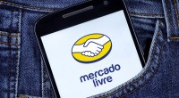 Celular no bolso de trás de calça jeans mostra logo do Mercado Livre.jpg