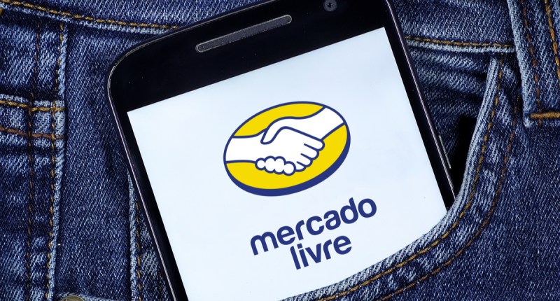 Celular no bolso de trás de calça jeans mostra logo do Mercado Livre.jpg