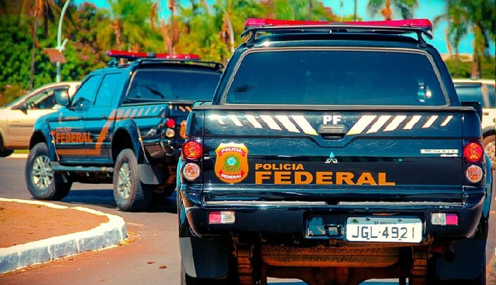 Dois carros da polícia federal do Brasil em movimento 1