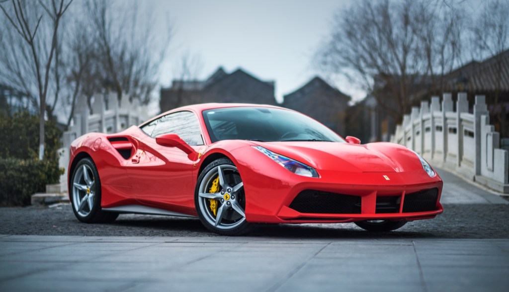 Imagem da matéria: Empresa permite reservar Ferrari usando Shiba Inu (SHIB) e é "trolada" por usuários