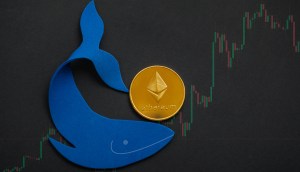 Ilustração de uma baleia azul junto a uma moeda ethereum- ao fundo um grafico de mercado