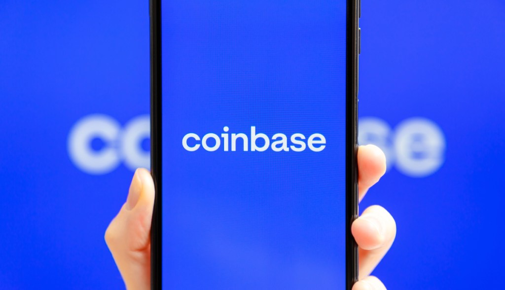 Imagem da matéria: Banco rebaixa ações da Coinbase e diz que corretora terá que demitir mais funcionários