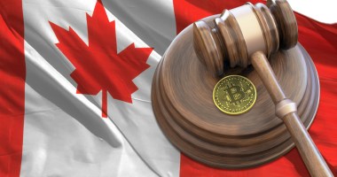 Martelo de juíz e moeda de bitcoin sob bandeira do Canadá