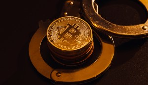 Pilha de bitcoin e algemas sobre fundo preto