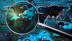 Placa de computador com lupa de investigação