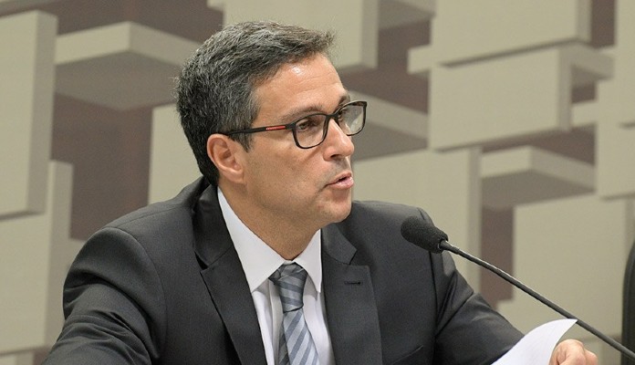 Presidente do Banco Central Roberto Campos Neto falando diante de um microfone