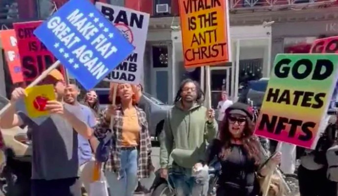 Protesto encenado em Nova York contra NFTs