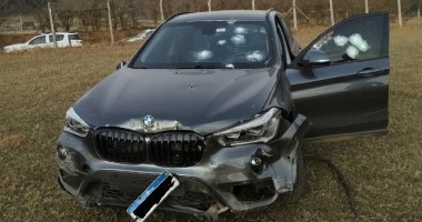 carro BMW azul de sócio da Arbcrypto com marcas de tiros
