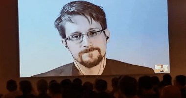 Edward Snowden aparece em telão montado em conferẽncia