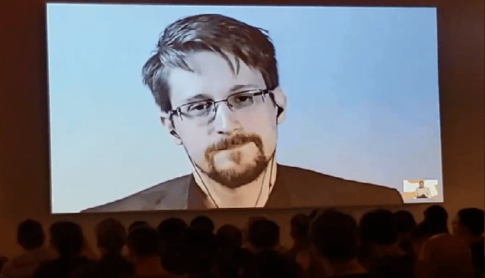 Edward Snowden aparece em telão montado em conferẽncia