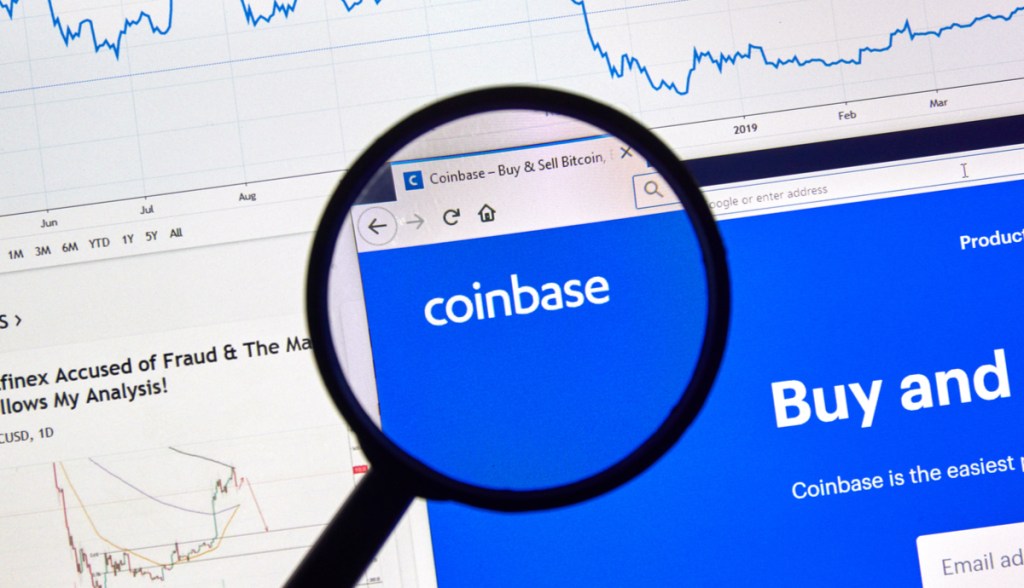 lupa mostra o logo da coinbase em uma tela de computador