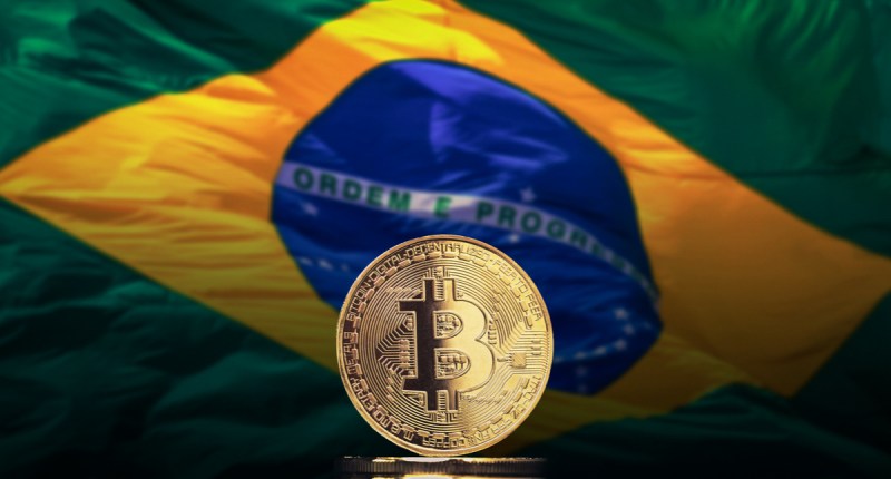 Bandeira do Brasil com moeda de Bitcoin