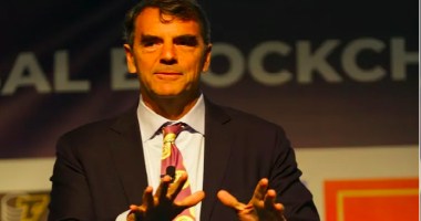 tim draper veste gravata com tema do bitcoin em evento Global Blockchain Forum 1