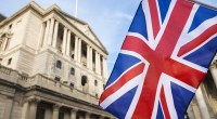 Bandeira do Reino Unido em destaque e o prédio do Banco da Inglaterra em desfoque ao fundo