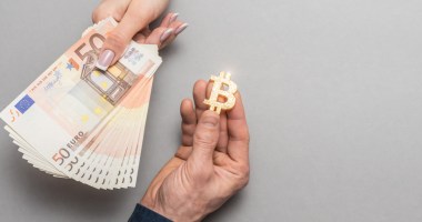 Bitcoin e euros sendo trocados entre mãos