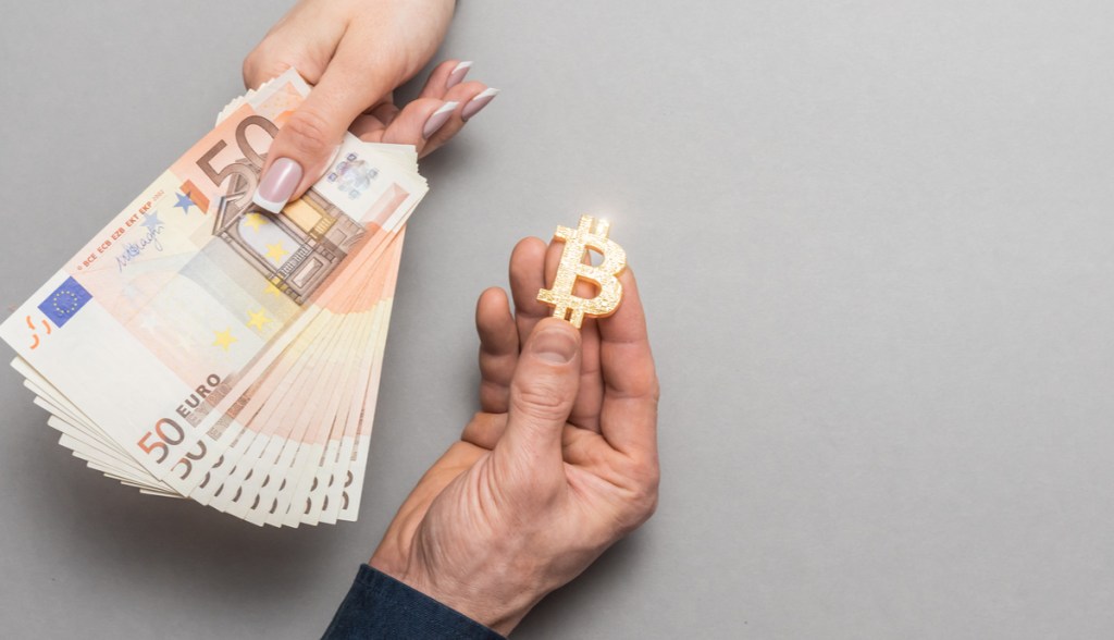 Bitcoin e euros sendo trocados entre mãos
